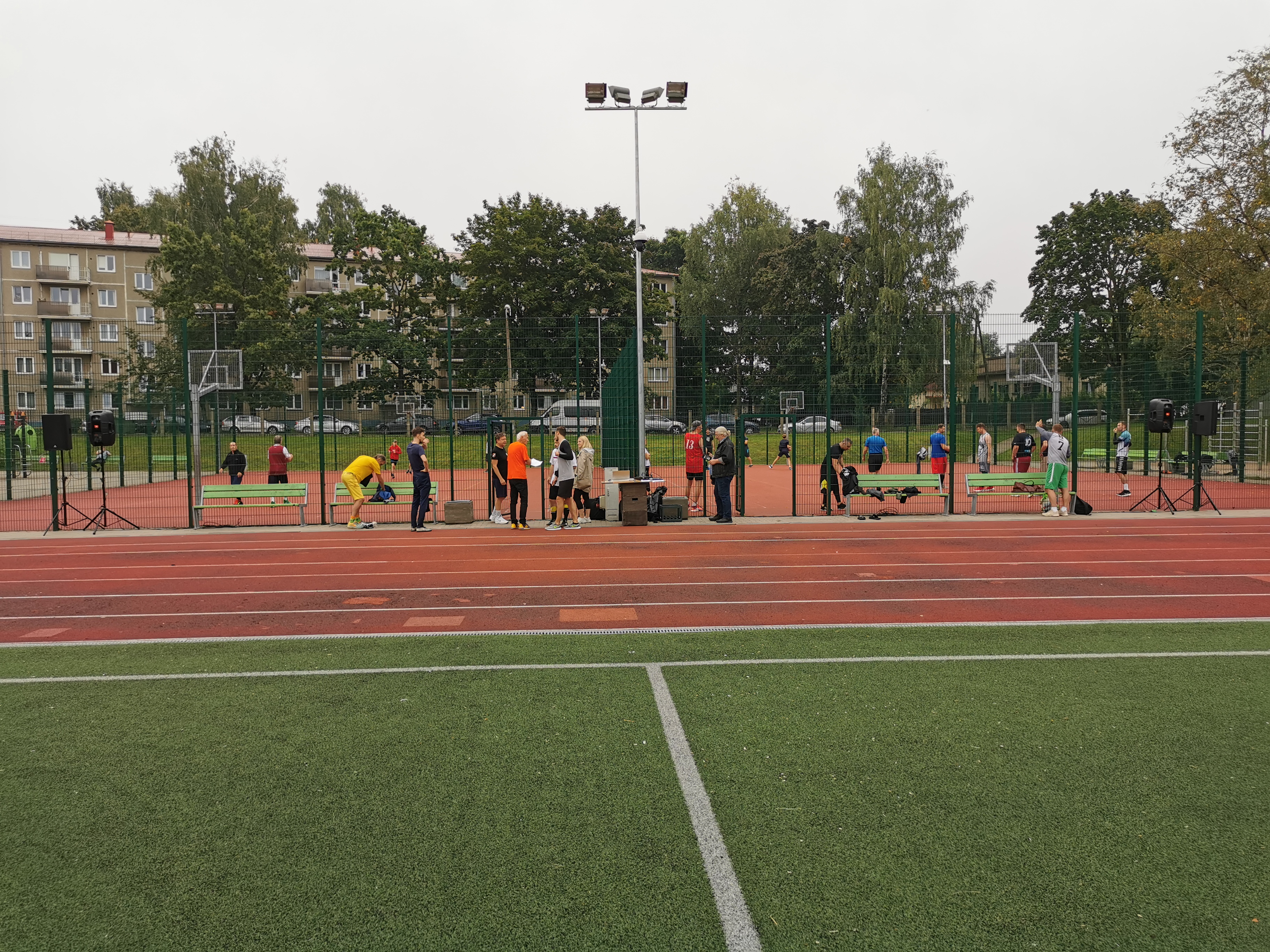 Kolektīva sporta diena Juglā ar apskaņošanu un dalībniekiem